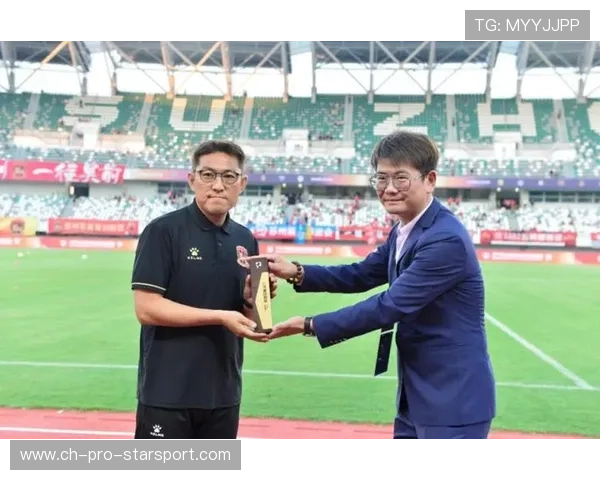 教练私下公开表扬某球员的职业态度，称其榜样作用