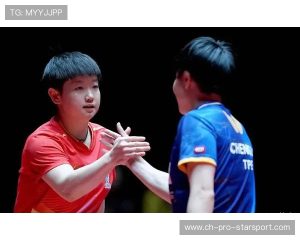 震撼瞬间：运动员的“逆天救球”激励全场